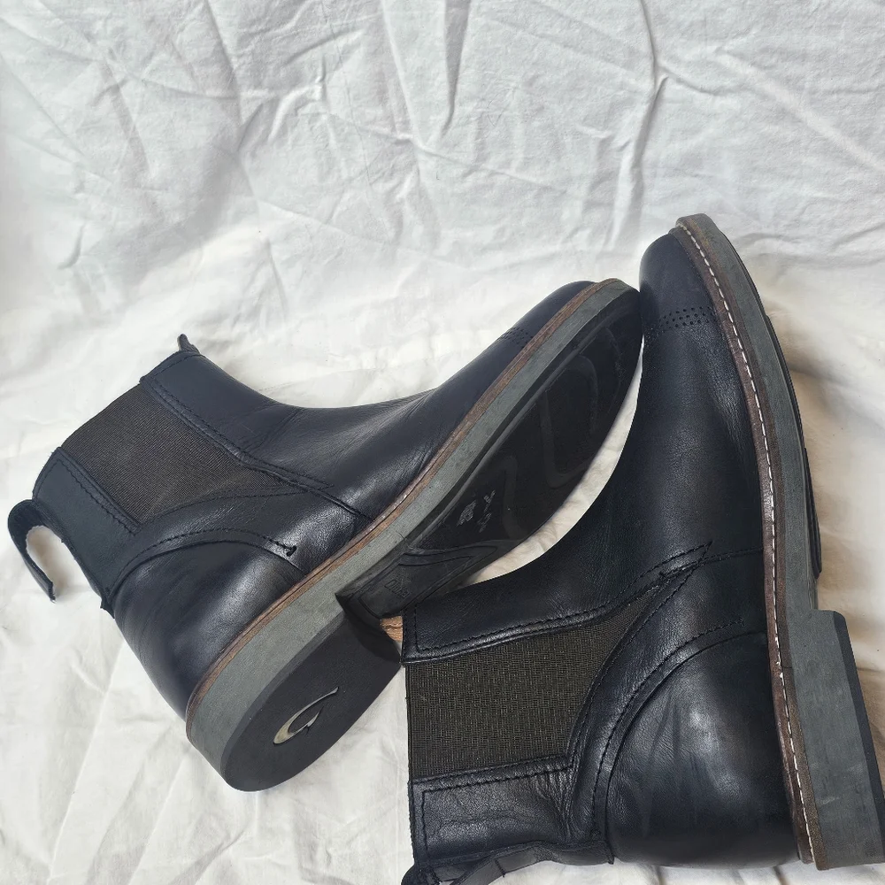 OluKai Men's Leather Makaloa Chukka Chelsea Black Boots 8.5 READ DESCR. Flaw‎